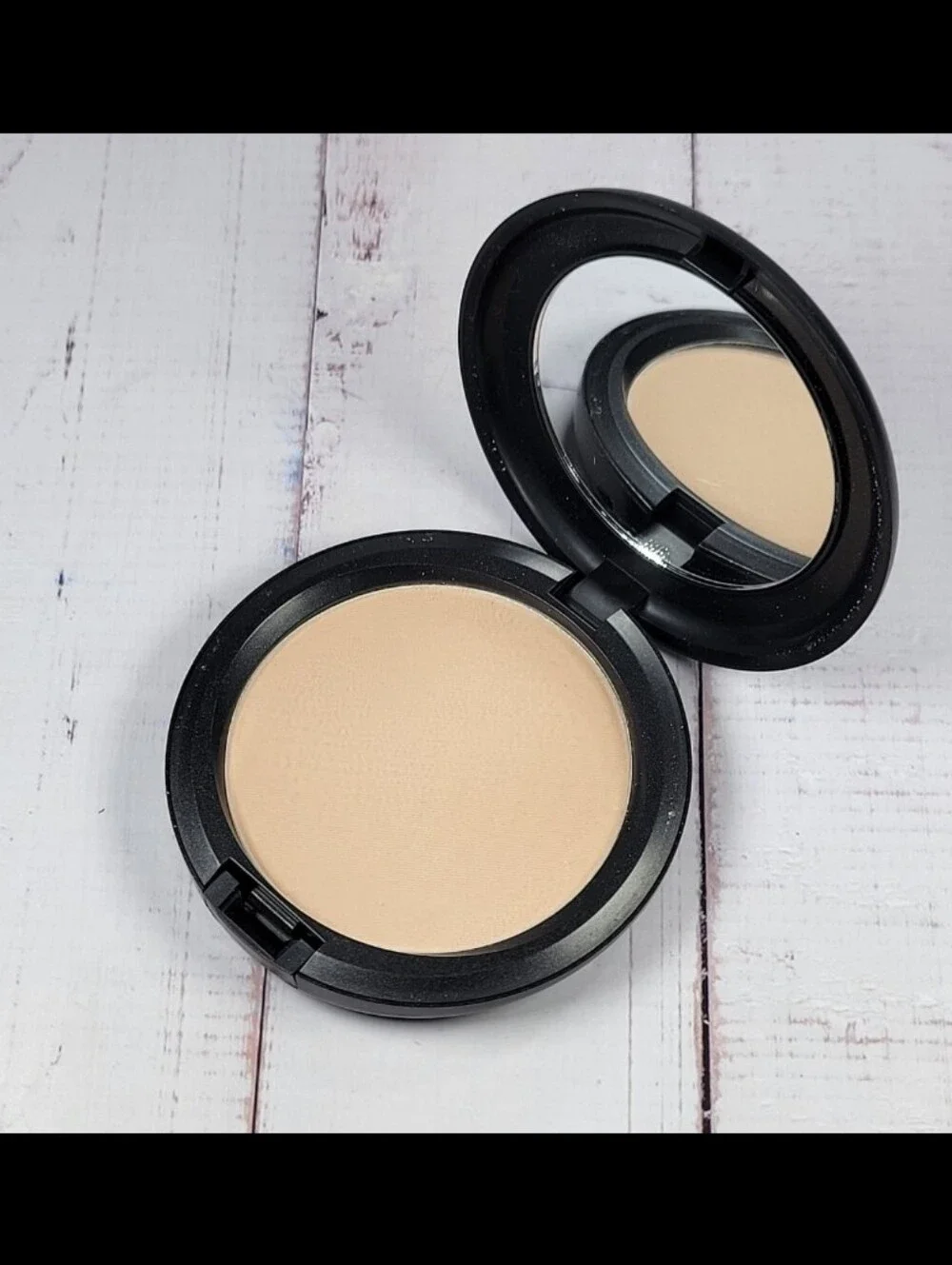 MAC Cosmetics Blot Pressed Powder in Medium BNWOB